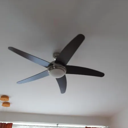 Zluty Apartman A6 V Chomutove 아파트 호무토프